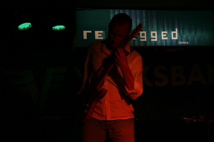 2008-11-28 M3_live at replugged 180.jpg